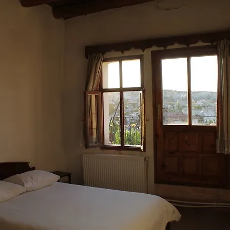 Unicorn Cave 2* غوريمِيه